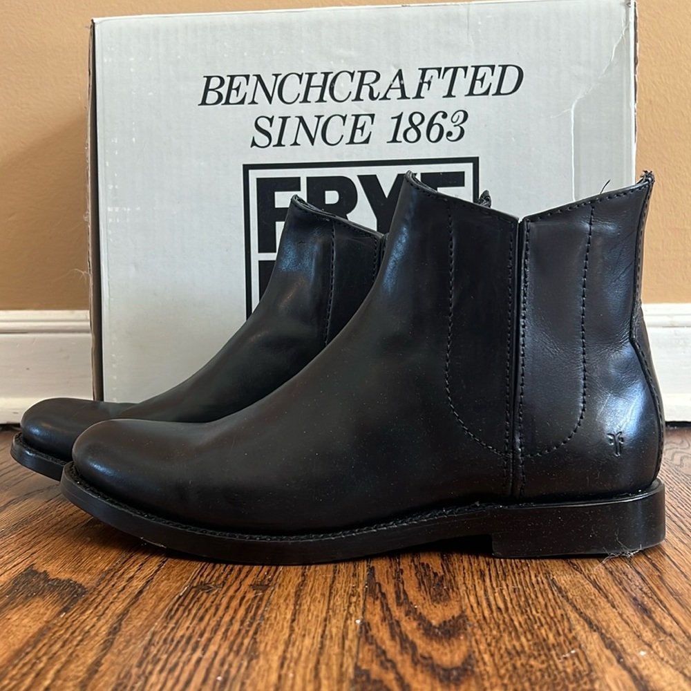 Frye men’s Chelsea boot. Only tried on